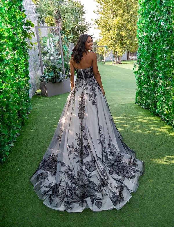 Essayage de robe de mariage princesse avec traîne  à Salaberry-de-Valleyfield